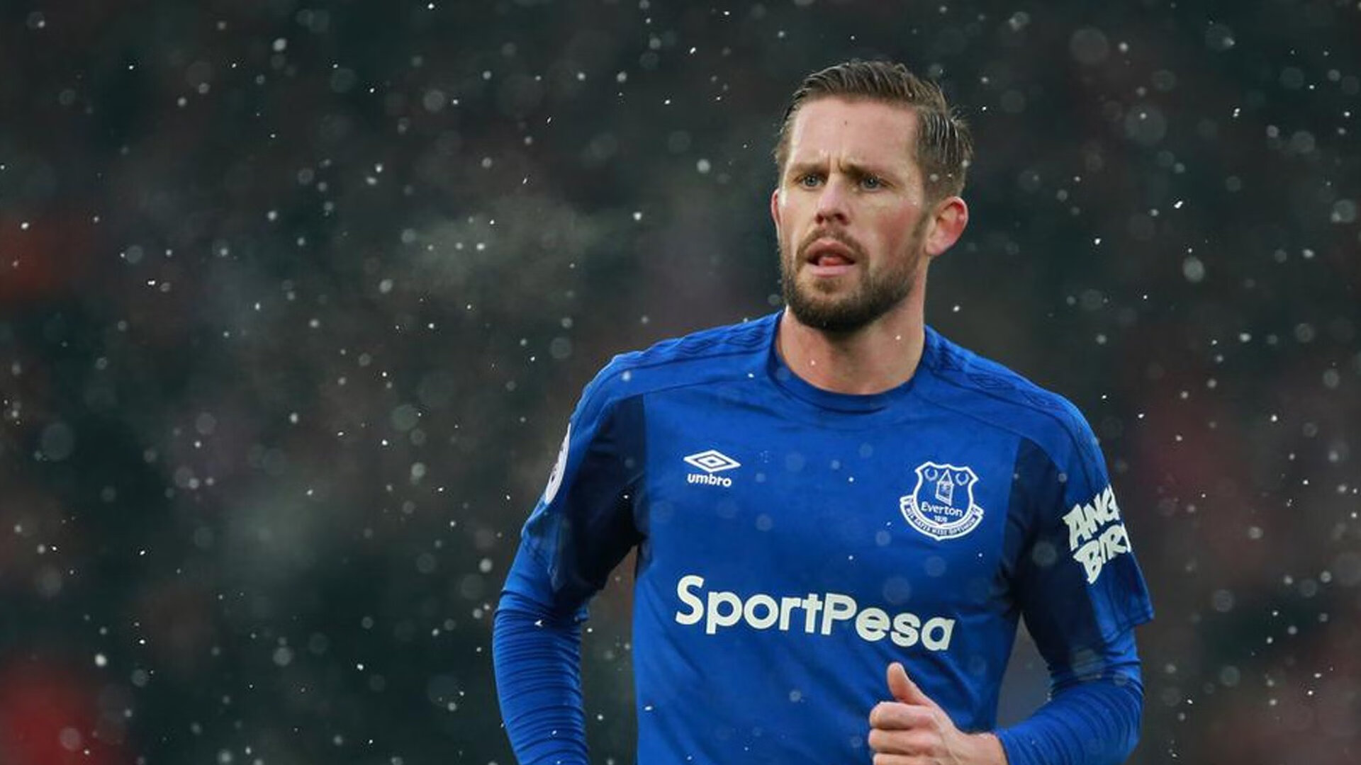 “全力奔跑！武汉马拉松激烈角逐中”